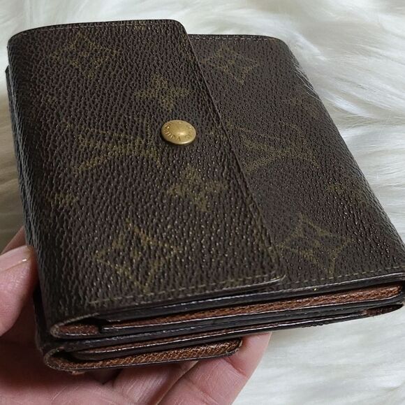 💯 Authentic Louis Vuitton Monogram Short Wallet 🍀 - Picture 11 of 16